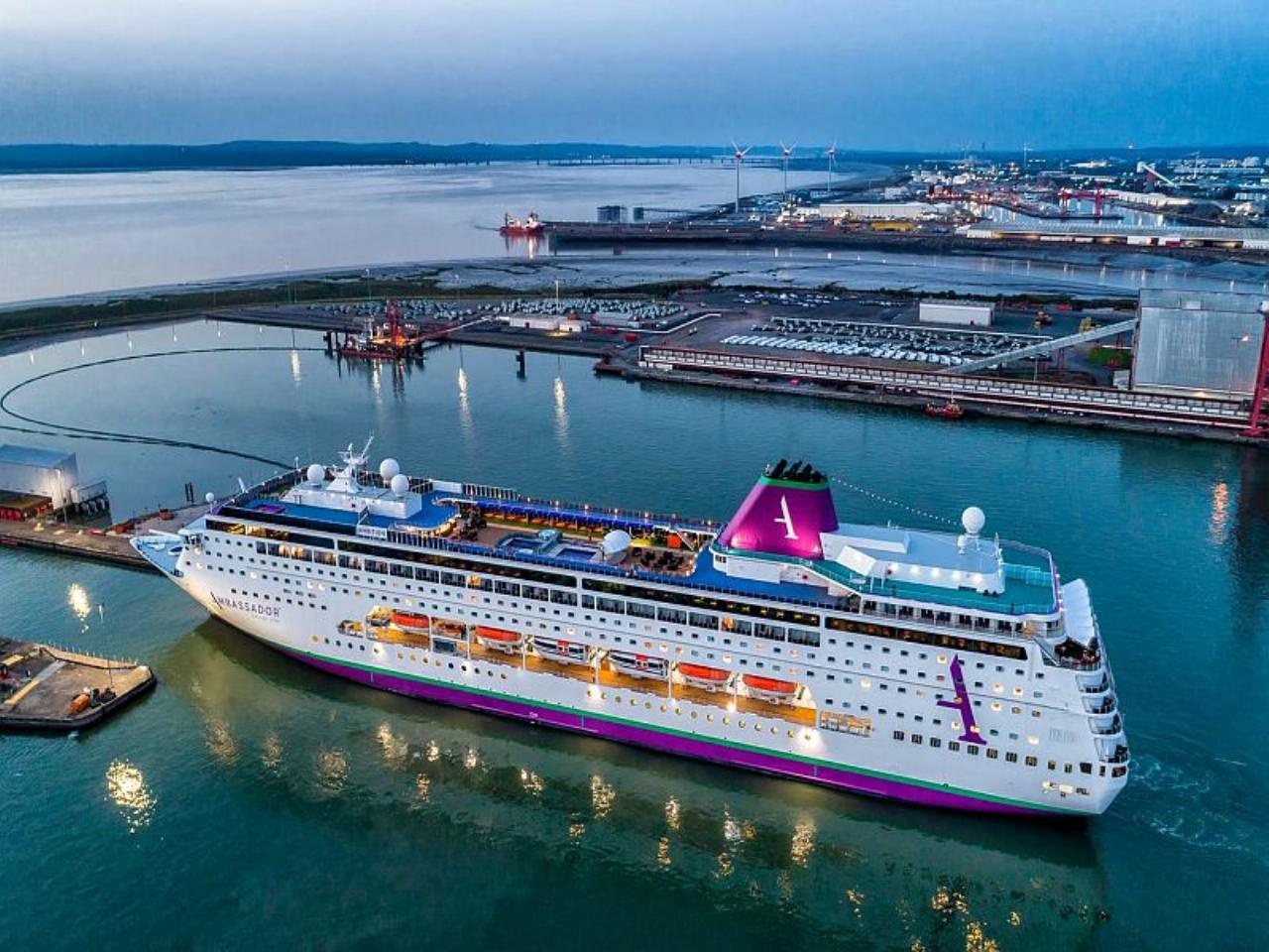 Cruises, holidays 41