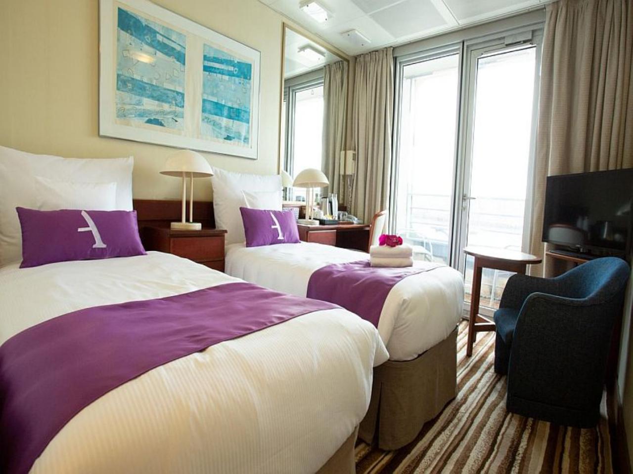 Cruises, holidays 33