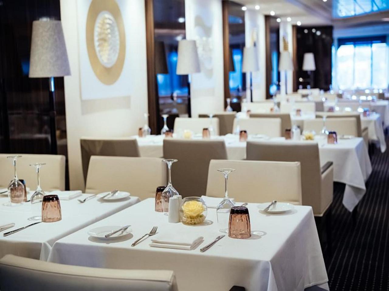 Cruises, holidays 53