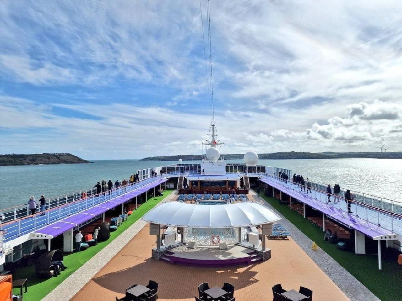 Cruises, holidays 54