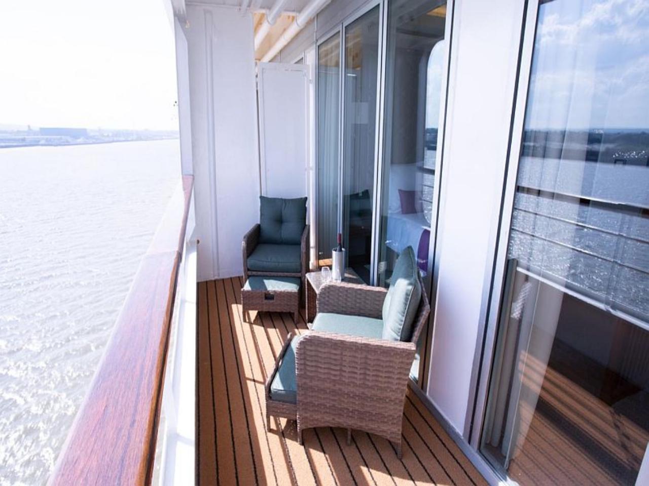 Cruises, holidays 32