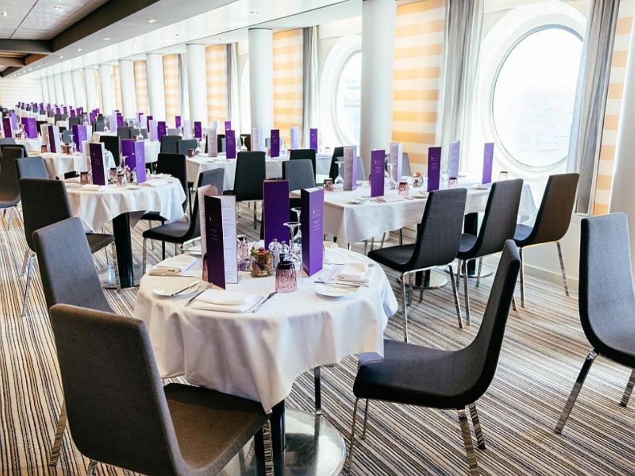 Cruises, holidays 52