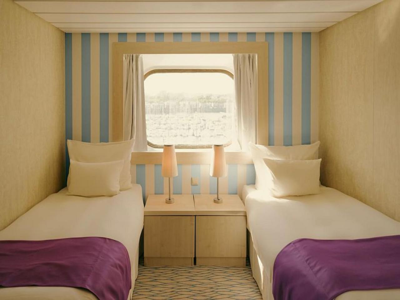 Cruises, holidays 47