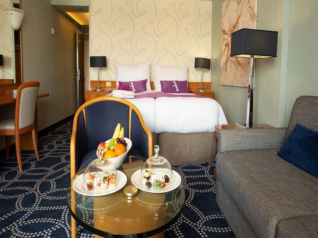 Cruises, holidays 37